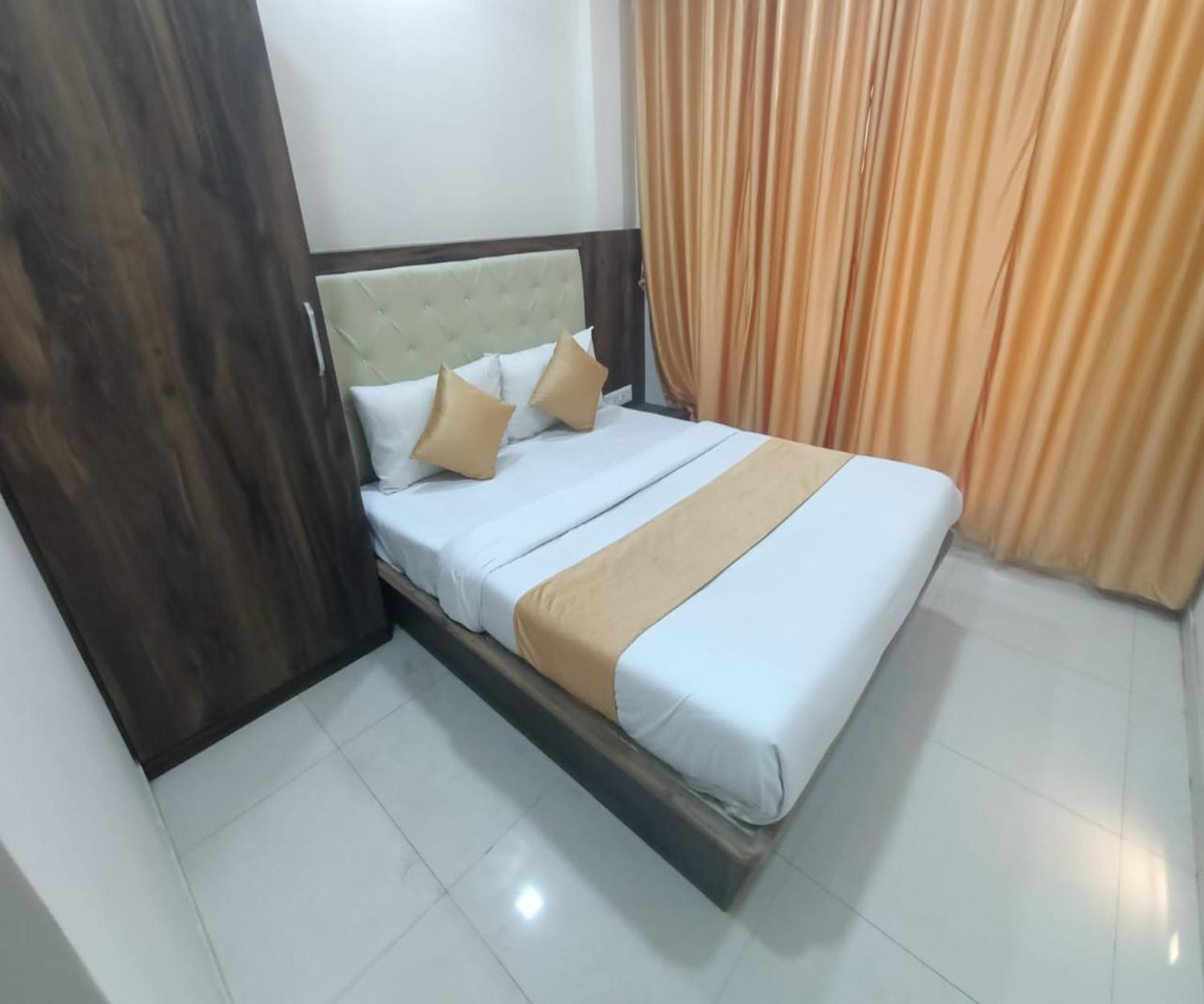 Hotel Om Sai Нави Мумбаи Экстерьер фото