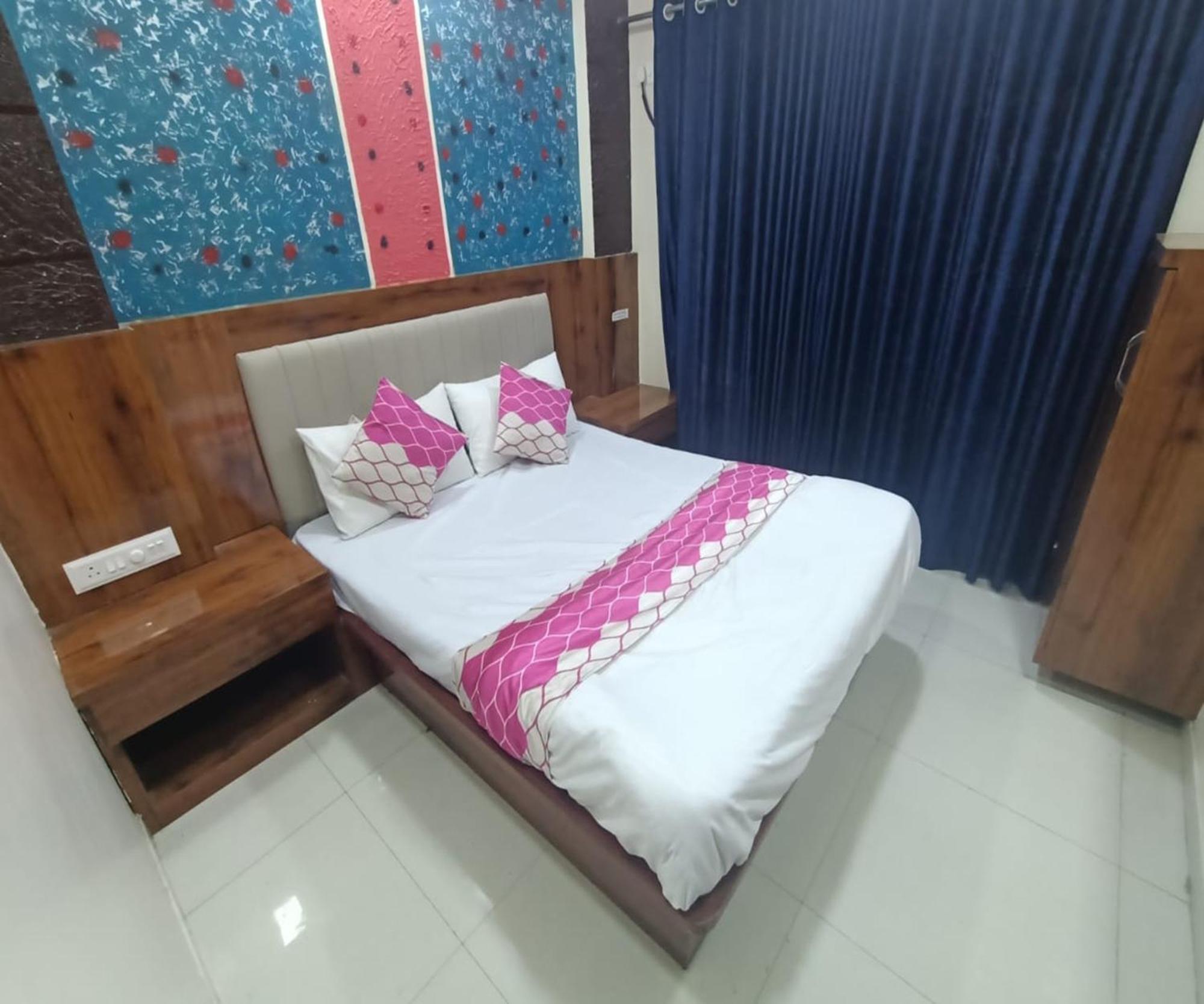 Hotel Om Sai Нави Мумбаи Экстерьер фото