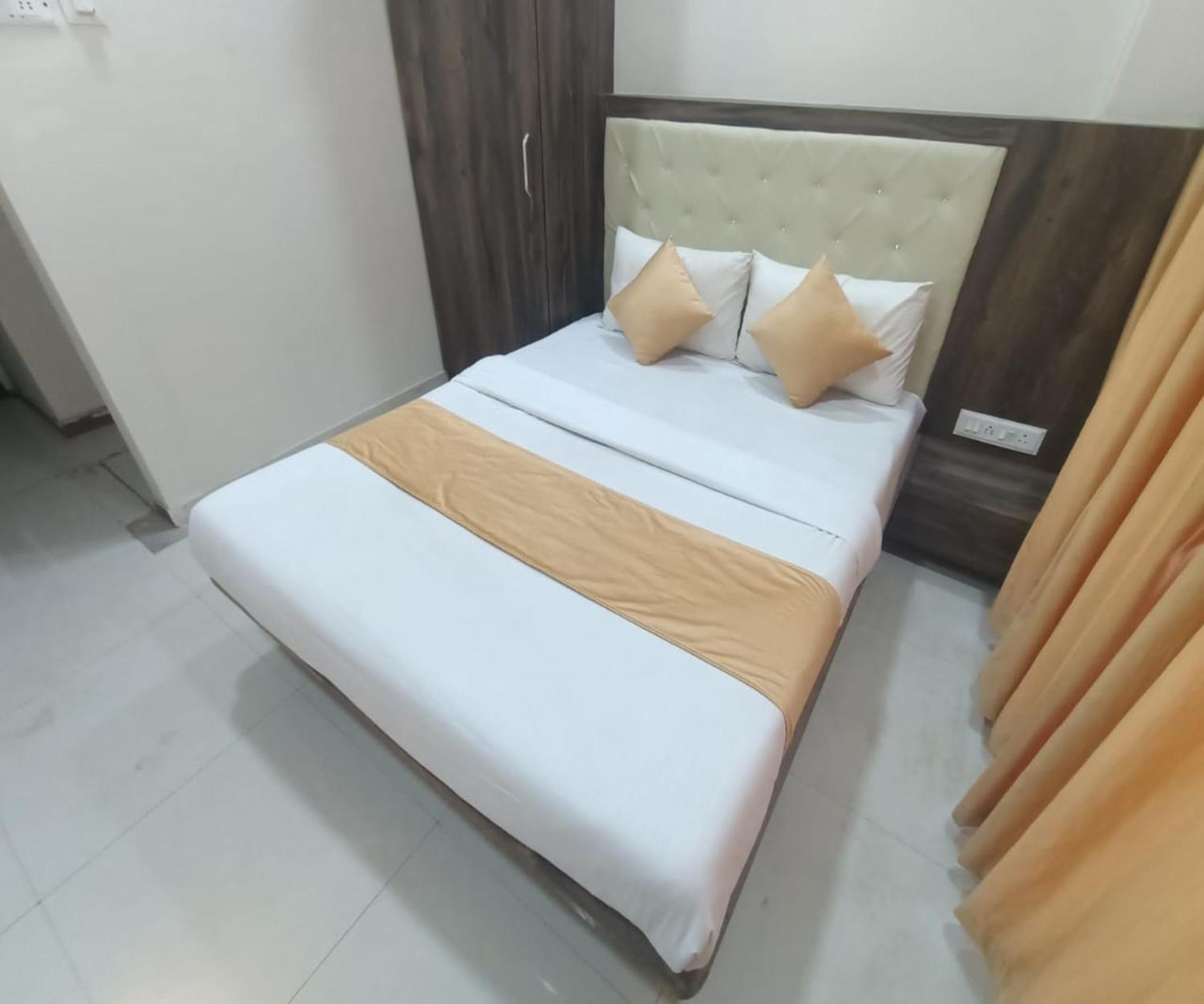 Hotel Om Sai Нави Мумбаи Экстерьер фото