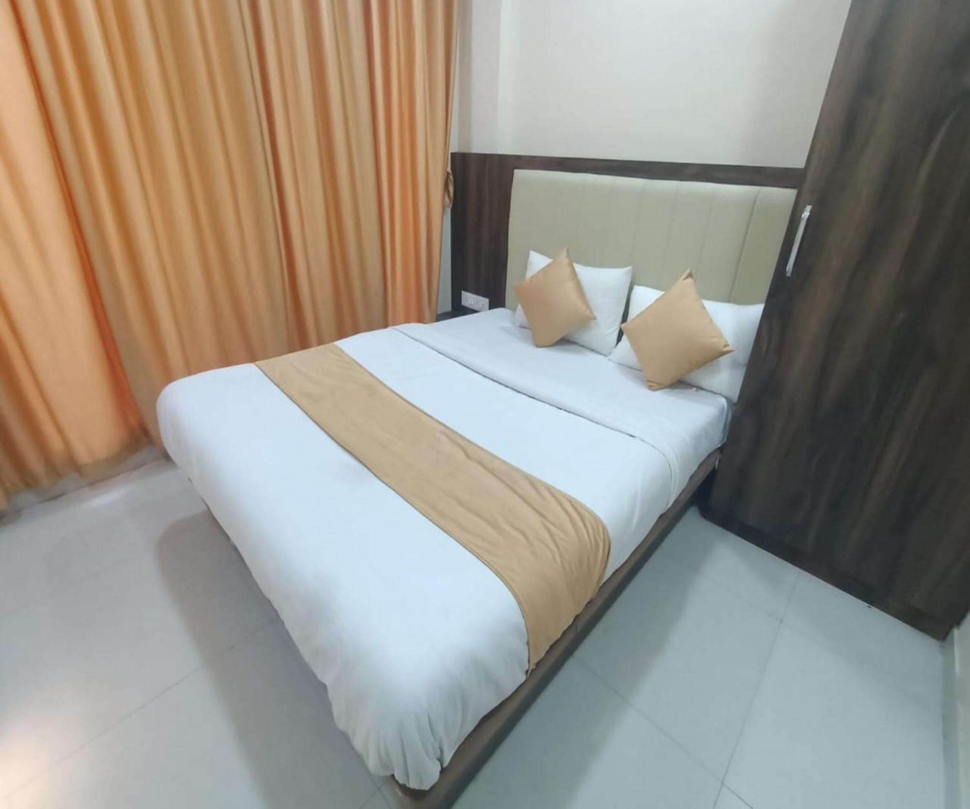Hotel Om Sai Нави Мумбаи Экстерьер фото