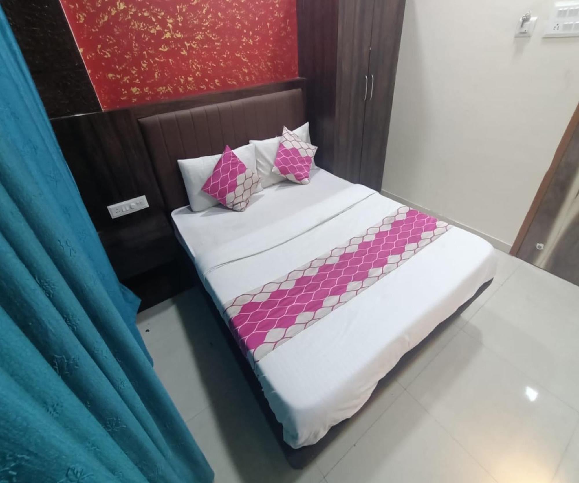 Hotel Om Sai Нави Мумбаи Экстерьер фото