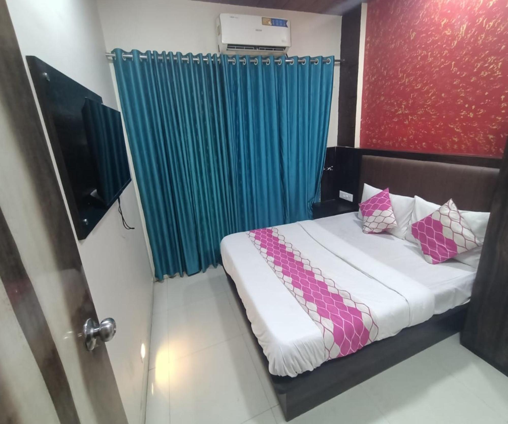 Hotel Om Sai Нави Мумбаи Экстерьер фото